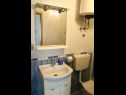Апартаменты Zdravko - 150 m from sandy beach: SA1(3), SA2(3), A3(5) Дуче - Ривьера Омиш  - Апартамент - A3(5): ванная комната с туалетом