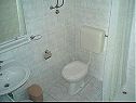 Апартаменты Mari - 40 m from sea: A1(4), A2(2+2), SA3(2) Крило-Есенице  - Ривьера Омиш  - Студия- апартамент - SA3(2): ванная комната с туалетом
