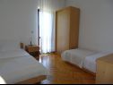 Апартаменты Mari - 40 m from sea: A1(4), A2(2+2), SA3(2) Крило-Есенице  - Ривьера Омиш  - Апартамент - A1(4): спальная комната