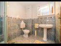 Апартаменты Saga 2 - with swimming pool A6(4+1), A7 (2+2), A8 (4+1) Локва Рогозница - Ривьера Омиш  - Апартамент - A7 (2+2): ванная комната с туалетом
