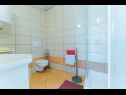 Апартаменты Mari - sea view apartments: A1(2) Borna, A2(4) Iva, A3(4) Silver, A4(4) Red Немира - Ривьера Омиш  - Апартамент - A4(4) Red: ванная комната с туалетом