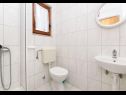 Апартаменты Neva - 50m from the sea A1(2+1), A2(2+1), SA3(3) Сумпетар - Ривьера Омиш  - Апартамент - A1(2+1): ванная комната с туалетом