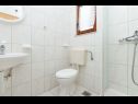 Апартаменты Neva - 50m from the sea A1(2+1), A2(2+1), SA3(3) Сумпетар - Ривьера Омиш  - Апартамент - A2(2+1): ванная комната с туалетом