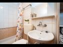 Апартаменты Bari - 140 m from beach: A1(4+1), A2(4), A3(2+2) Мандре - Остров Паг  - Апартамент - A2(4): ванная комната с туалетом