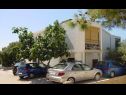 Апартаменты Bari - 140 m from beach: A1(4+1), A2(4), A3(2+2) Мандре - Остров Паг  - парковка