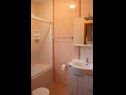 Апартаменты KarolinaS - parking: A1-Yellow(2), A2-Green(2), A3-White(2), A4-Pink(4), SA5(2) Новалья - Остров Паг  - Апартамент - A4-Pink(4): ванная комната с туалетом