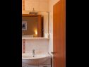 Апартаменты KarolinaS - parking: A1-Yellow(2), A2-Green(2), A3-White(2), A4-Pink(4), SA5(2) Новалья - Остров Паг  - Апартамент - A4-Pink(4): ванная комната с туалетом
