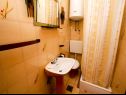 Апартаменты Ljubo - 15m from the sea: A1(4+4), SA2(5+1) Стара Новаля - Остров Паг  - Апартамент - A1(4+4): ванная комната с туалетом