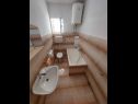 Апартаменты Bor - 20 meters from beach: SA3(2+1), A1(4+1), A2(4+1) Край - Остров Пашман  - Апартамент - A2(4+1): ванная комната с туалетом