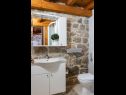 Дома дял отдыха Three holiday homes: H1 Azur (4), H2 Wood (4), H3 Ston (4+2) Оребич - Полуостров Пельешац  - Хорватия - H2 Wood (4): ванная комната с туалетом