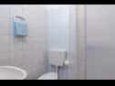 Апартаменты Jaki - 150 m from beach A1(4), SA2(2+1), A3(4), A4(4), SA5(3) Оребич - Полуостров Пельешац  - Студия- апартамент - SA2(2+1): ванная комната с туалетом