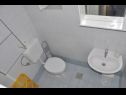 Апартаменты Petar - 6m from the sea: A1(4), A3(2) Барбат - Остров Раб  - Апартамент - A1(4): ванная комната с туалетом
