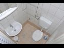 Апартаменты Petar - 6m from the sea: A1(4), A3(2) Барбат - Остров Раб  - Апартамент - A3(2): ванная комната с туалетом