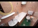 Апартаменты Ivo - with terrace : A1(4), B2(4), C3(2+1) Супетарска Драга - Остров Раб  - Апартамент - A1(4): ванная комната с туалетом