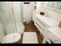 Апартаменты Mira - near sandy beach A1 (6) Супетарска Драга - Остров Раб  - Апартамент - A1 (6): ванная комната с туалетом