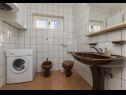 Апартаменты Neda - 150 M from pebble beach : A1(6), A2(4), SA3(2) Примоштен - Шибеник Ривьера  - Апартамент - A2(4): ванная комната с туалетом
