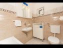 Апартаменты Srki - 50m from the sea: A1 prizemlje (4) , A2 kat (4) Рогозница - Шибеник Ривьера  - Апартамент - A1 prizemlje (4) : ванная комната с туалетом