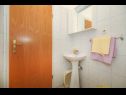 Апартаменты Tea - parking and grill, 100 m from sea A1(2+1), SA2(2), SA3(2), A4(4+2) Рогозница - Шибеник Ривьера  - Студия- апартамент - SA3(2): ванная комната с туалетом