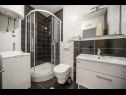 Апартаменты Slava - cosy apartments for 2 person: A5 - crni (2), A4 - zeleni (2) Водице - Шибеник Ривьера  - Апартамент - A5 - crni (2): ванная комната с туалетом