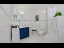 Апартаменты Roko - seaside apartments: A1- Roko (4), A2 - Roza (4) Zatoglav - Шибеник Ривьера  - Апартамент - A2 - Roza (4): ванная комната с туалетом