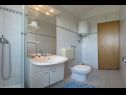Апартаменты Ana - quiet and peaceful: A1(4+1), A2(4+1) Маслиница - Остров Шолта  - Апартамент - A2(4+1): ванная комната с туалетом