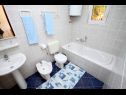 Апартаменты Jagoda - next to the sea: A1(2+2), B2(2+2), C3(2+2), D4(2+2) Нечуям - Остров Шолта  - Апартамент - B2(2+2): ванная комната с туалетом