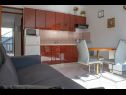 Апартаменты Daira - great location A1(2), A2(2), A3(4) Стоморска - Остров Шолта  - Апартамент - A2(2): кухня и столовая