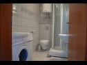 Апартаменты Daira - great location A1(2), A2(2), A3(4) Стоморска - Остров Шолта  - Апартамент - A2(2): ванная комната с туалетом