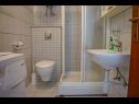 Апартаменты Daira - great location A1(2), A2(2), A3(4) Стоморска - Остров Шолта  - Апартамент - A2(2): ванная комната с туалетом