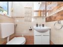 Апартаменты Niko - modern: SA1(2), A2(2+2), A3(2+2), A4(4+2) Каштель Лукшич - Ривьера Сплит  - Студия- апартамент - SA1(2): ванная комната с туалетом