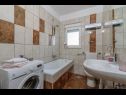Апартаменты Vana - 400 m from beach: A1(4+1) Каштель Нови - Ривьера Сплит  - Апартамент - A1(4+1): ванная комната с туалетом