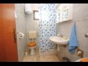 Апартаменты Ezgety - 330m from the beach: A1(6) Каштель Штафилич - Ривьера Сплит  - Апартамент - A1(6): ванная комната с туалетом
