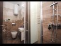 Апартаменты Damir - with garden: A1(6) Каштель Штафилич - Ривьера Сплит  - Апартамент - A1(6): ванная комната с туалетом