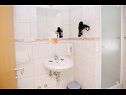 Апартаменты и комнаты  Anka - with open jacuzzi: SA4(2), SA2(2), R1(2), R3(2), R5(2) Подстрана - Ривьера Сплит  - Количество людей - R1(2): ванная комната с туалетом