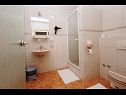 Апартаменты и комнаты  Anka - with open jacuzzi: SA4(2), SA2(2), R1(2), R3(2), R5(2) Подстрана - Ривьера Сплит  - Количество людей - R3(2): ванная комната с туалетом