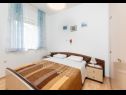 Апартаменты Knez 1 - 50 m from beach: A3(4) Подстрана - Ривьера Сплит  - Апартамент - A3(4): спальная комната
