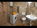 Апартаменты Zdrav - with big terrace: A1(4) Сплит - Ривьера Сплит  - Апартамент - A1(4): ванная комната с туалетом