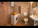 Апартаменты Zdrav - with big terrace: A1(4) Сплит - Ривьера Сплит  - Апартамент - A1(4): ванная комната с туалетом
