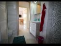 Апартаменты Dragi - adults only: SA1(2), A2(2), A3(3) Сплит - Ривьера Сплит  - Апартамент - A2(2): ванная комната с туалетом