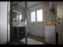 Апартаменты Dragi - adults only: SA1(2), A2(2), A3(3) Сплит - Ривьера Сплит  - Апартамент - A3(3): ванная комната с туалетом
