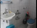 Апартаменты Milka - 100m from the sea A1(4), A2(2+1) Сегет Доньи - Ривьера Трогир  - Апартамент - A2(2+1): ванная комната с туалетом