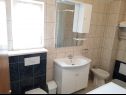 Апартаменты Vesna - 40 m from pebble beach: A1(4+1), A2(4), A3(4+1) Сегет Враница - Ривьера Трогир  - Апартамент - A1(4+1): ванная комната с туалетом