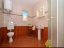 Апартаменты Žar - free parking A1(4+1), A2(2+2), A3(2+2), A4(4+1) Сегет Враница - Ривьера Трогир  - Апартамент - A1(4+1): ванная комната с туалетом