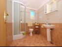 Апартаменты Žar - free parking A1(4+1), A2(2+2), A3(2+2), A4(4+1) Сегет Враница - Ривьера Трогир  - Апартамент - A3(2+2): ванная комната с туалетом