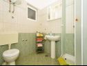 Апартаменты Žar - free parking A1(4+1), A2(2+2), A3(2+2), A4(4+1) Сегет Враница - Ривьера Трогир  - Апартамент - A4(4+1): ванная комната с туалетом