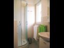 Апартаменты Tih - 20 m from sea: A1 Ruzmarin(2+2), A2 Maslina(2+2) Севид - Ривьера Трогир  - Апартамент - A1 Ruzmarin(2+2): ванная комната с туалетом