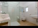 Апартаменты Bosiljka - by the sea: A1(5), A2(5), SA3(2) Севид - Ривьера Трогир  - Апартамент - A1(5): ванная комната с туалетом