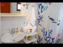 Апартаменты Bosiljka - by the sea: A1(5), A2(5), SA3(2) Севид - Ривьера Трогир  - Апартамент - A2(5): ванная комната с туалетом