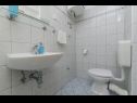 Апартаменты Mil - 80m from the sea A1(4+1), A2(2) Севид - Ривьера Трогир  - Апартамент - A2(2): ванная комната с туалетом