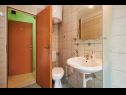 Апартаменты и комнаты  Jare - in old town R1 zelena(2), A2 gornji (2+2) Трогир - Ривьера Трогир  - Количество людей - R1 zelena(2): ванная комната с туалетом